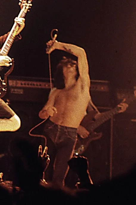 Bon Scott i Angus Young na koncercie w Belfaście
