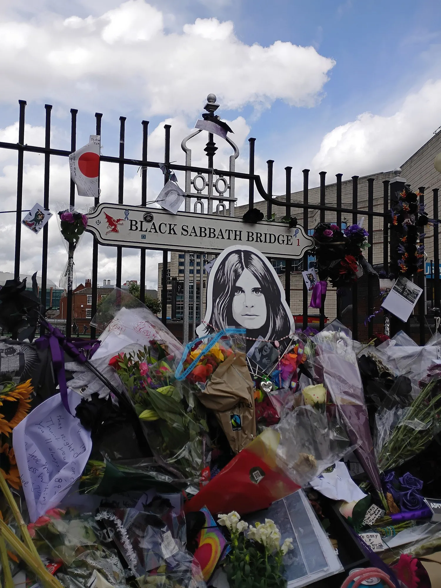 Ławka Black Sabbath na Black Sabbath Bridge w Birmingham, z kwiatami dla Ozzy'ego Osbourne'a